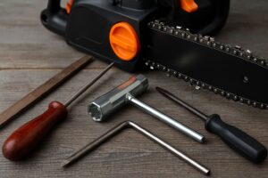 En motorsågskedja vilar på en trädstubbe, redo för underhåll